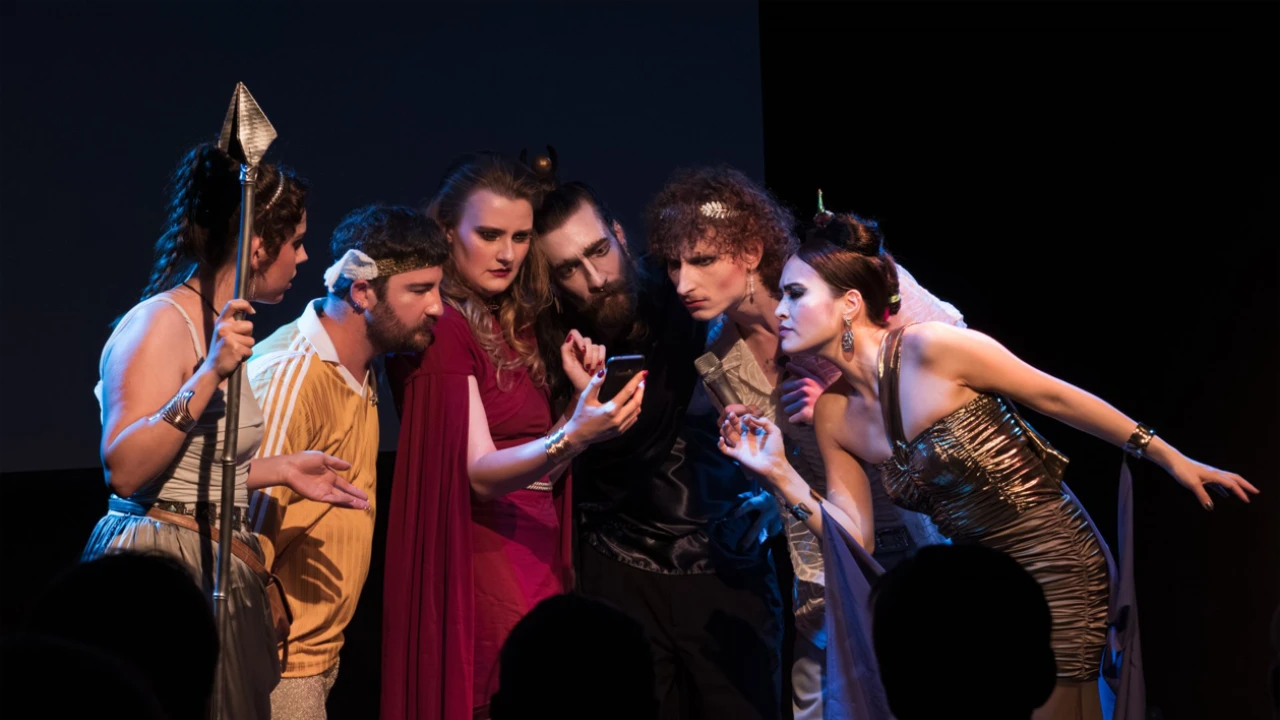 <span style="color:yellow;"><strong>SPIELORT: Breite63</strong><br>Breite Straße 63</span><br><br>#BUECHSE<br>Als die griechischen Götter das Internet entdeckten!